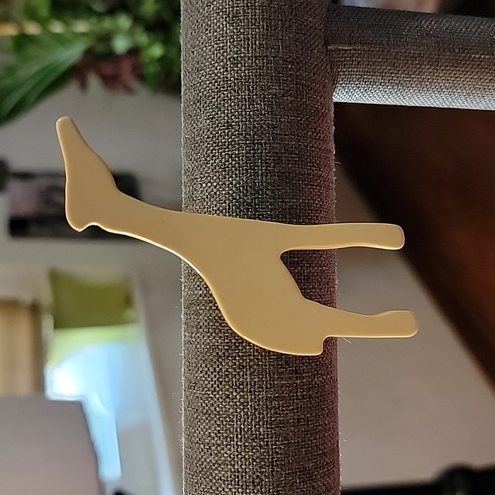 Giraffe Pin - Picture 2 of 3
